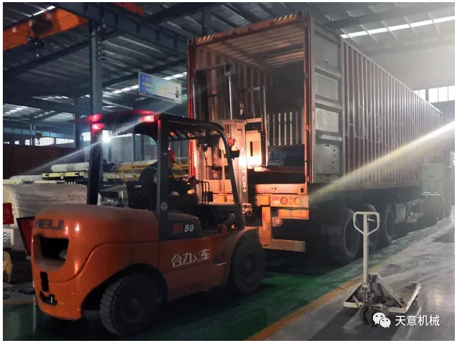 天意機(jī)械為柬埔寨客戶加工生產(chǎn)年產(chǎn)80萬(wàn)平方輕質(zhì)墻板生產(chǎn)線成功裝車啟運(yùn)！