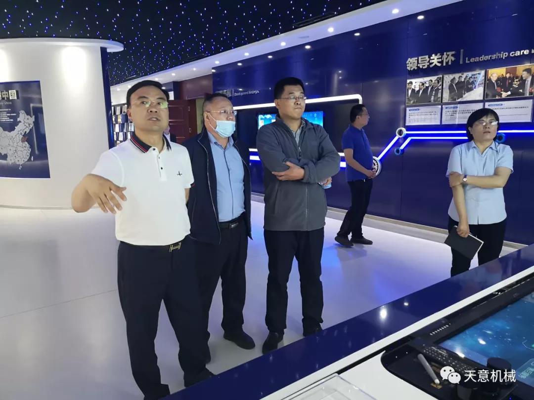 哈爾濱工業(yè)大學(xué)張教授、于教授蒞臨天意機械就智能焊接技術(shù)進(jìn)行交流指導(dǎo)